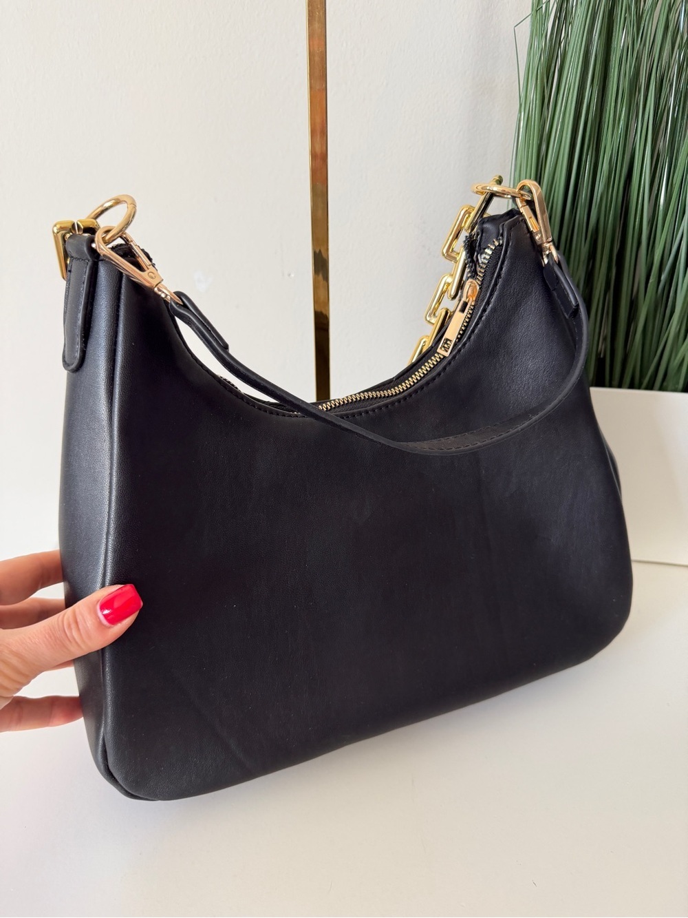 Black Quilted Shoulder Bag Gold Chain Accent Hobo Style Zipper Closure new - Picture 2 of 6
